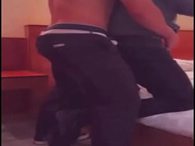 几杯酒下肚说服运动型直男尝鸡巴 gay porn white going to bed chinese