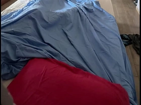 他在被窝里快速激烈地打飞机射精 - 真实高潮 gay asian muscle bear porn