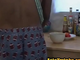 厨房里亚裔小受被攻方后入 gay asian porn websites