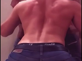 我在健身房厕所夺走了我健身兄弟的处男 japanese gay video porn
