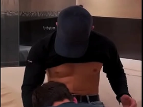 我给送气球的小哥额外小费，结果他把我操得爽翻天 chinese gay men big dick porn