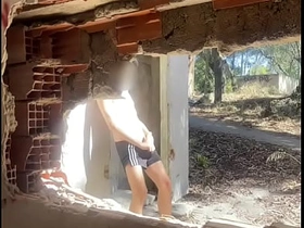 探索废弃建筑时两个业余小伙脱光衣服，其中一个开始打飞机 teenage gay chinese porn