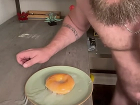 巨屌健身猛男连续射精浇灌甜甜圈 hot+gay+porn