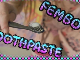 4K伪娘把精液射在牙刷上 牙膏！预告 sex gay asian videos