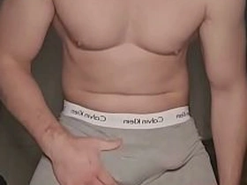 灰色Calvin Klein内裤猛男自慰！揉搓鼓包 掏出大屌 撸到最后一秒 porn gay hot indian