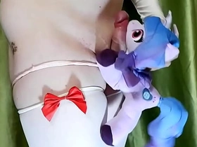 [色猫君] - 小马宝莉毛绒玩具伊兹月虹玩弄我的鸡巴 japan uncensored gay porn