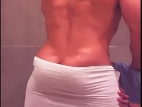 看到哥们从酒吧回来洗澡 忍不住冲进淋浴间跟他搞 singapore jubilant sex porn
