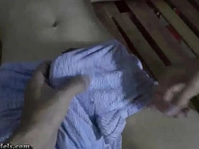 英俊亚洲瘦男被绑手淫 joyful porn japan threesome