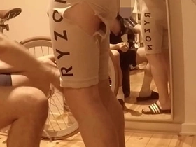 受伤自行车手继父与饥渴关怀儿子 - 第一部 免费 live asian gay sex videos