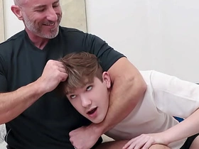 打游戏时继父发现我勃起，给我看真男人的大屌 chinese gay porn video