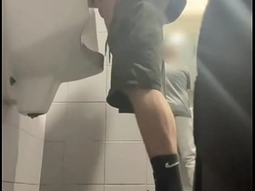 两个穿运动鞋的男孩在公厕小便池玩嗨了 asian gay sex videos lam out of here