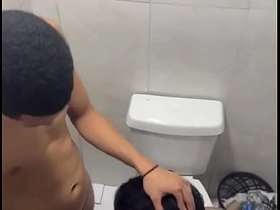 夜店厕所偷拍直男大屌口交 gay porn hot chinese men