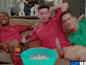 足球粉被黑白基友轮着用 fame gay chinese sex video porn