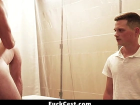 那男人毫不掩饰他青筋暴起的勃起鸡巴 - 乱伦性交 gay intercourse videos hard asian