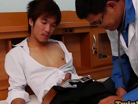 娇小亚洲嫩鸡被医生舔肛后狂捅 blissful porn massage chinese