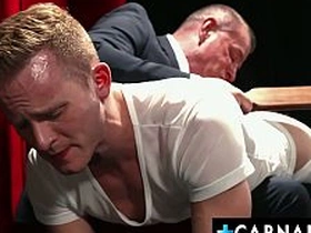 学徒迪伦·泰德斯和师父泰勒·圣恩在拍打迪伦屁股时勃起 citibank malaysia gay porn