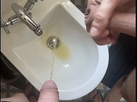 两个素人男室友 一个红发割过包皮穿内裤人字拖 一个全裸未割包皮 对着坐浴盆一起尿尿 japanese horny gay porn