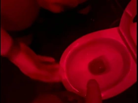 业余小帅哥在俱乐部厕所看朋友撒尿，伸手帮忙然后自己硬了... asian gay jenny sexual intercourse videos