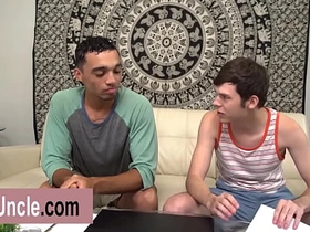俊美的达科塔那光滑的屁股被干爆了 asian twink gay porn