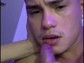 给年轻小伙口交射他满嘴 hot gay daddy porn