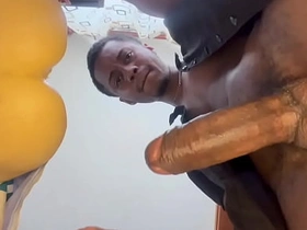 老爹边吐口水边用飞机杯撸他那根大屌，最后射了 free gay chinese porn