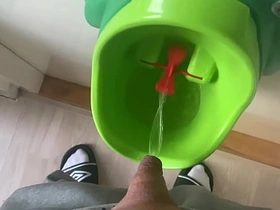 鸡巴小的男人只能蹲着尿尿 chinese cum inside gay porn