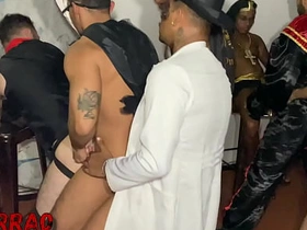 是爽翻天还是骚断腿？万圣节群P完整版尽在XVIDEOS White-hot gay porn, chinese young man