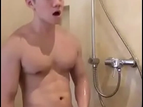 亚裔猛男浴室射精 gay chinese indian porn