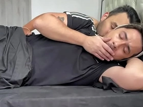 我继父搞糊涂了，以为我是他老婆，整晚待在他房间时插进了我的屁眼 gay porn asian story
