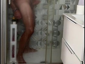 被抓到在淋浴时打飞机 射精猛烈 真实高潮 —— 被偷窥 hot gay fianc? porn