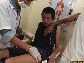 亚洲嫩男与医生3P口交后射精 painful asian gay sex videos
