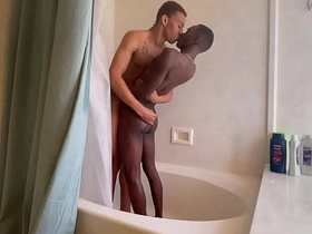 淋浴少年-两个黑人BBC小骚货洗鸳鸯浴 asian hairy gay man sex videos