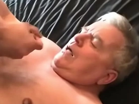 年轻亚裔射精在老爹脸上 online gay sex videos asian