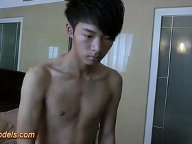 可爱亚洲嫩男淋浴后打手枪 hairy chinese gay ass porn