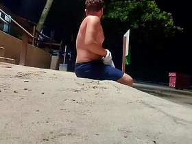 海滩上的人看我短裤湿透都疯了 chinese muscle slave gay porn