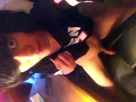 嫩0用光滑鸡巴磨椅子 隔着涤纶T恤手淫 asian male gay hard dealings videos