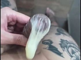 装满精液的安全套 - 想喝这杯奶吗？ xhamster chinese joyful porn