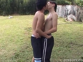 拉丁小鲜肉马里奥和莱昂纳多户外狂操 asian friends merry porn