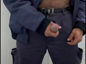 保安在公厕把精液射在工作服上 unconcerned porn chinese body builder