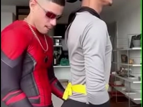 蝙蝠女骑在蜘蛛侠的鸡巴上 japanese scat gay porn