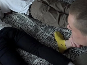 瘦仔带朋友来家玩——趁他们打游戏时，他和继父把他们全干了 japanese daddy gay porn