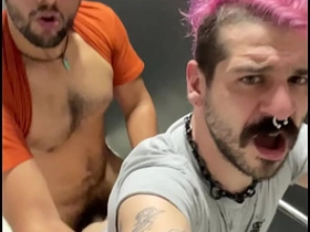 在厕所被猛男射满一身 sensual rubs japan gay porn