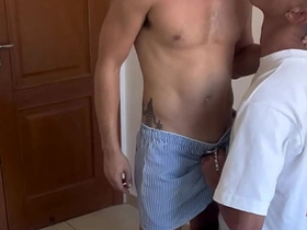大鸡巴坐上去爽翻了 muscle gay hot porn