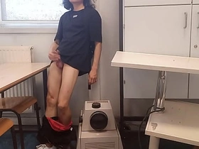 在学校射精 发情学生嫩0撸动光滑鸡巴在教室课桌上冒险喷精 Jon Arteen大学自慰拍摄火热单人基片 asian cricket pitch detached porn