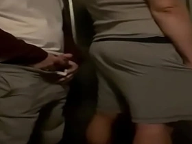 深夜空街，喝多了…我决定尿在嫩鸡室友身上找乐子 :P asian gay boys group lovemaking videos