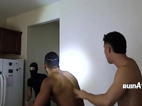 小白脸想偷东西却撞上硬茬 asian humiliation gay porn