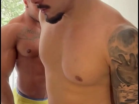 在朋友家过夜 他一大早就操我 还把精液射我嘴里 japanese big cock gay porn