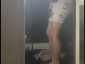 年轻骑手冲进厕所还是尿裤子 憋不住喷了一地 japan gay porn netting