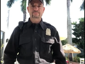 穿着制服警察服装在色情片拍摄现场 straight chinese boy gay porn