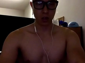 戴眼镜的饥渴亚裔在浴室射精 asian suck gay porn